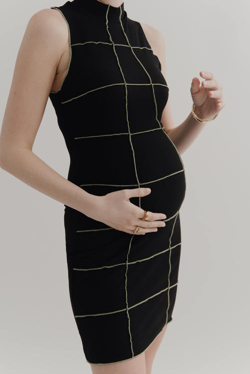 black bodycon dress for cute maternity clothes. check out this stylish maternity store that offers bump friendly sundresses